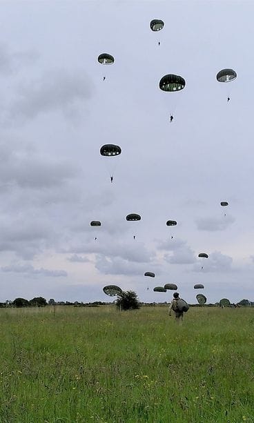 normandia suomalaiset hyppää