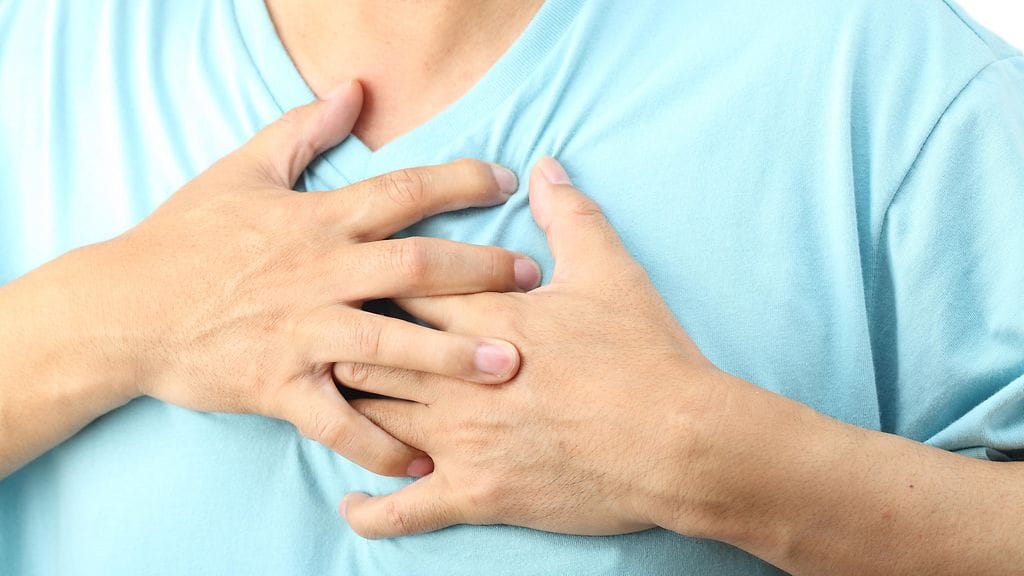 Brittimies viihdytti yleisöä nielaisemalla kolikon. Valitettavasti kolikko juuttui hänen hengitysteihinsä. Kuvituskuva.