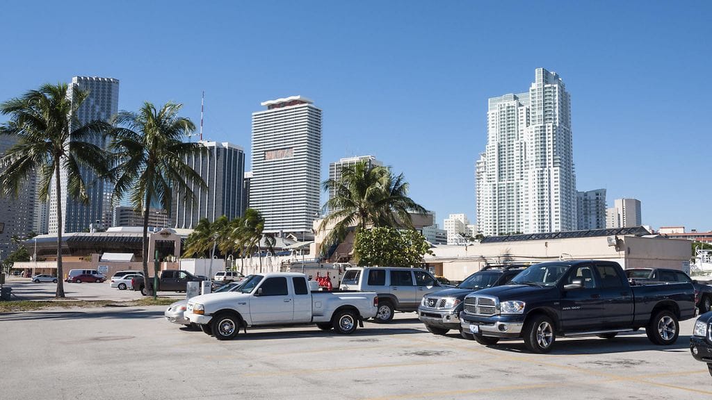 Kuvituskuvaa miamilaiselta parkkipaikalta. Kuvan autot eivät liity juttuun.