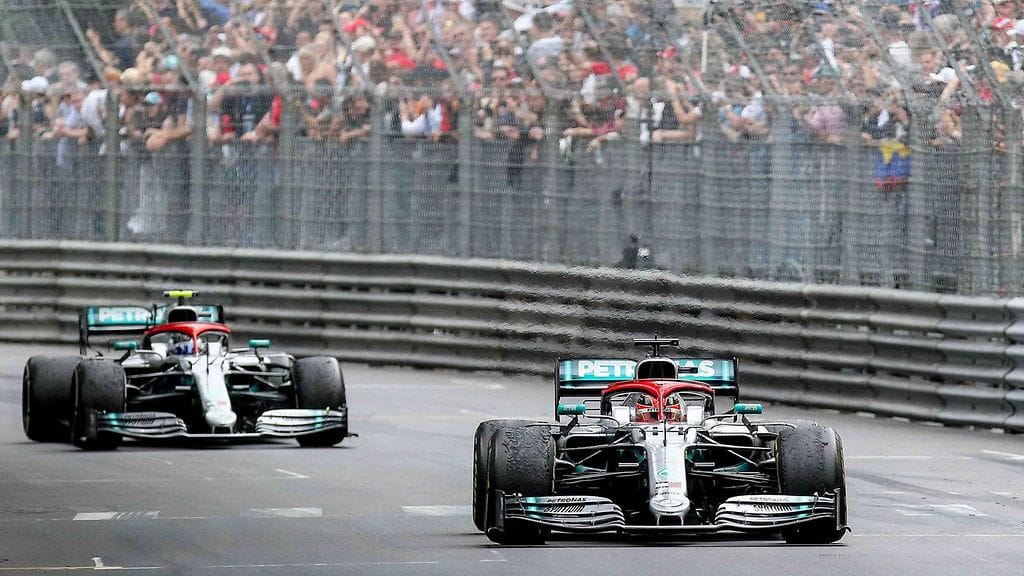 Mercedes-kuskit Lewis Hamilton (etualalla) ja Valtteri Bottas (takana) saavat uudet moottorit käyttöön tämän viikonlopun Kanadan GP:hen.