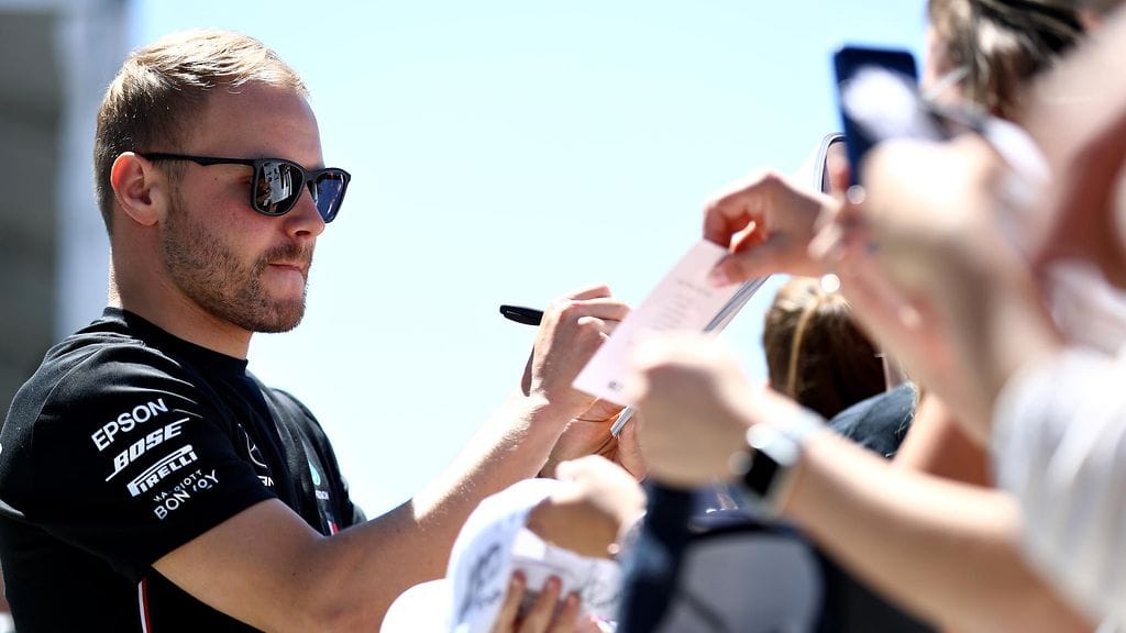 Valtteri Bottas on kirjoitellut nimikirjoituksia, mutta ei ainakaan vielä nimeään jatkosopimuspaperiin.