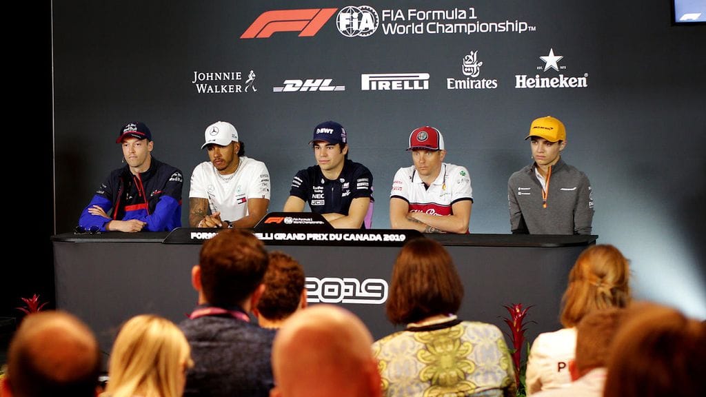 Lando Norris (ensimmäinen oikealta) ei ollut iloinen Lewis Hamiltonin (toinen vasemmalta) tuoreista kommenteista.