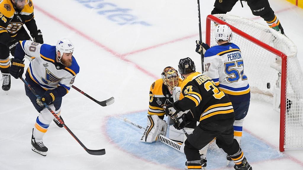 St. Louis Bluesin Ryan O'Reilly laukoo kiekon Tuukka Raskin selän taakse.