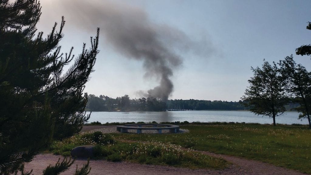 Kuva paljastaa, kuinka suuri savupatsas nousee taivaalle.