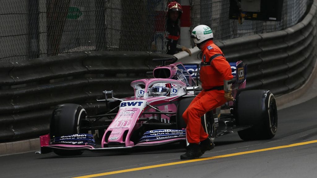 Sergio Perez oli törmätä ratavirkailijaan Monacon GP:ssä.