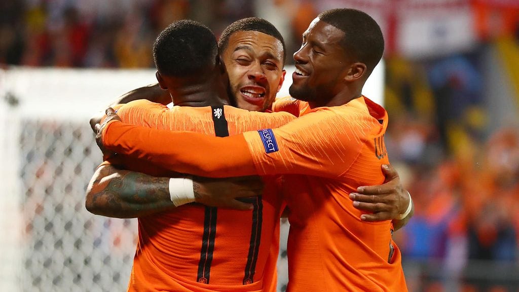 Hollannin Quincy Promes (11) juhlii maalia yhdessä Memphis Depayn ja Georginio Wijnaldumin kanssa.