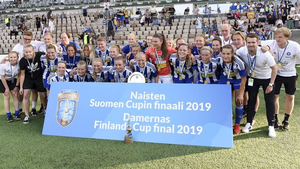 HJK juhli Suomen Cupin voittoa Töölön illassa.