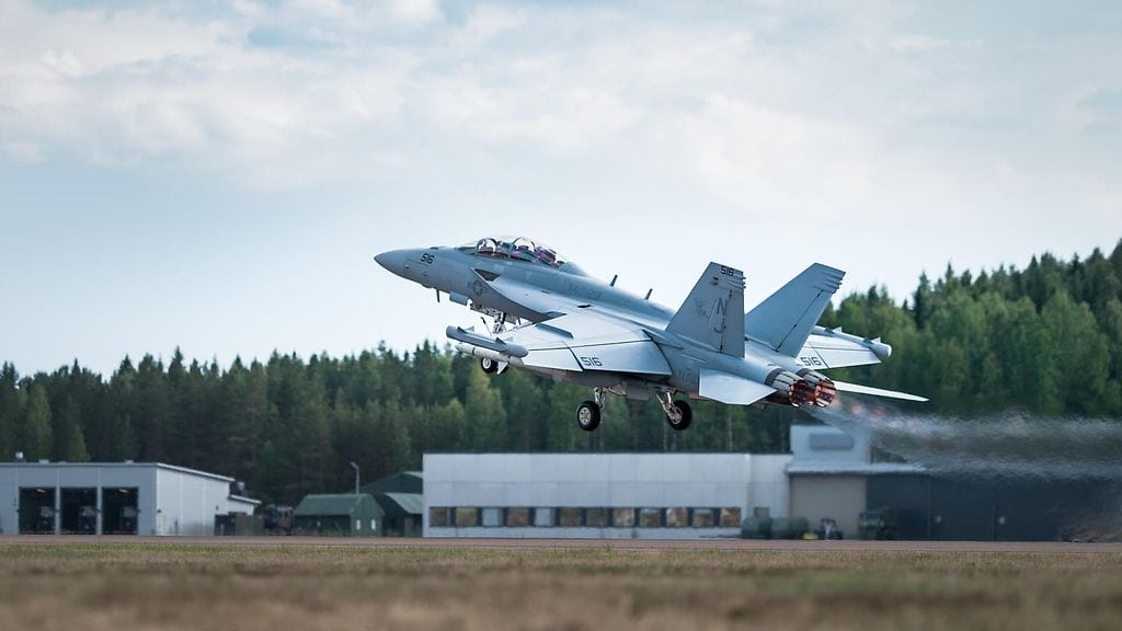Ilmasotakoulu toimii Jyväskylän Tikkakoskella. Kuva lentonäytöksestä Tikkakoskelta viime vuodelta.