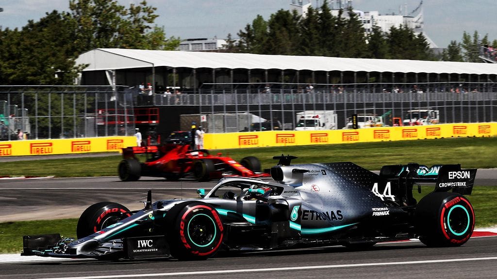 Lewis Hamilton (etualalla) sortui harvinaiseen virheeseen Kanadan GP:n toisissa vapaissa harjoituksissa.