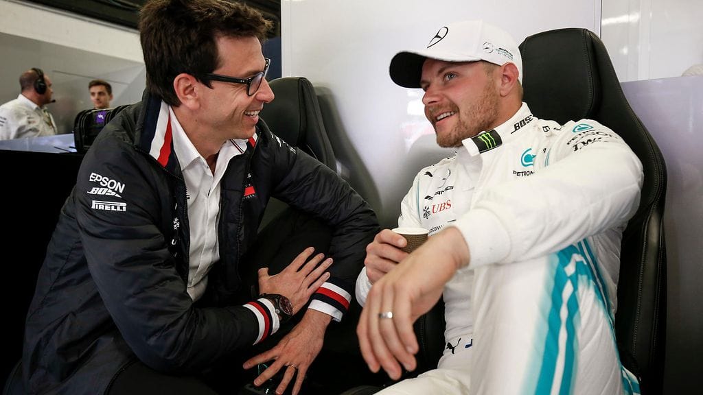 Mercedeksen tallipäälliköllä Toto Wolffilla (vasemmalla) on selkeä vaatimus Valtteri Bottakselle (oikealla).