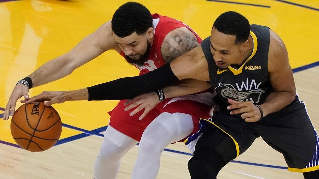 Golden State Warriorsin Shaun Livingston (oik.) yritti riistää palloa Toronto Raptorsin Kyle Lowrylta.