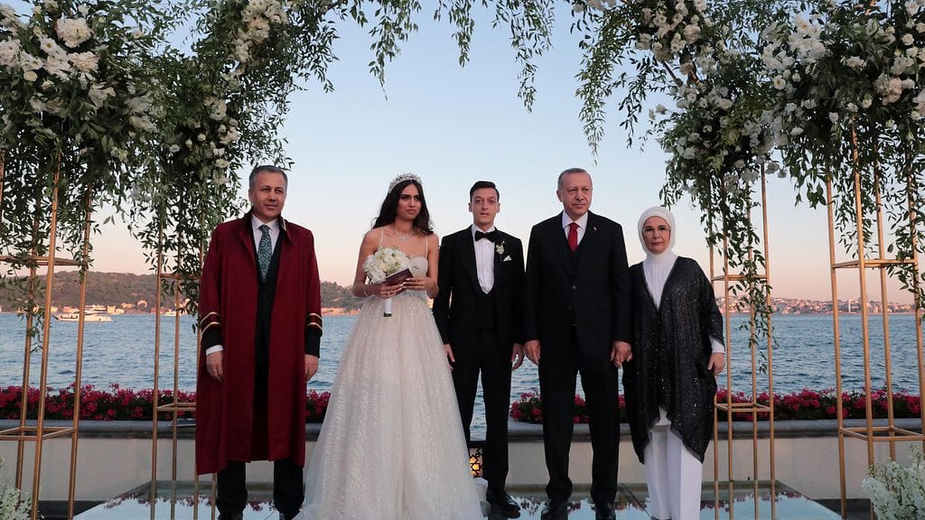 Keskellä hääpari Mesut Özil ja Amine Gülse. Özilin vieressä presidentti Recep Tayyip Erdogan ja vaimonsa Emine Erdogan.