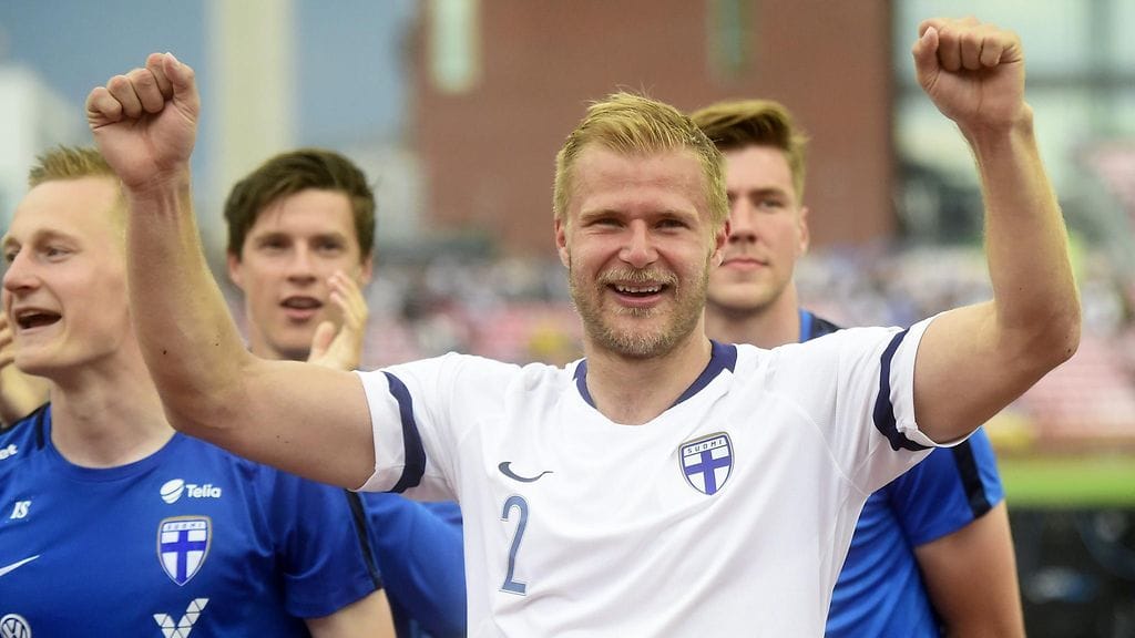 Paulus Arajuuri oli yhtä hymyä ottelun jälkeen.