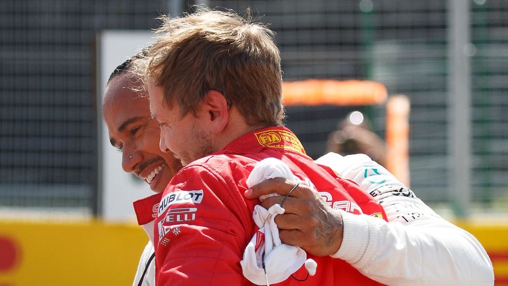 Lewis Hamilton kaulaili paalupaikan vieneen Sebastian Vettelin kanssa.