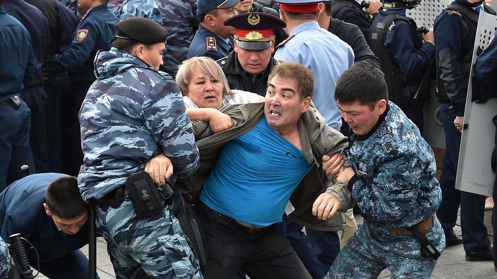 Poliisi on pidättänyt satoja protestoijia pääkaupunki Nur-Sultanissa ja Almatyssa