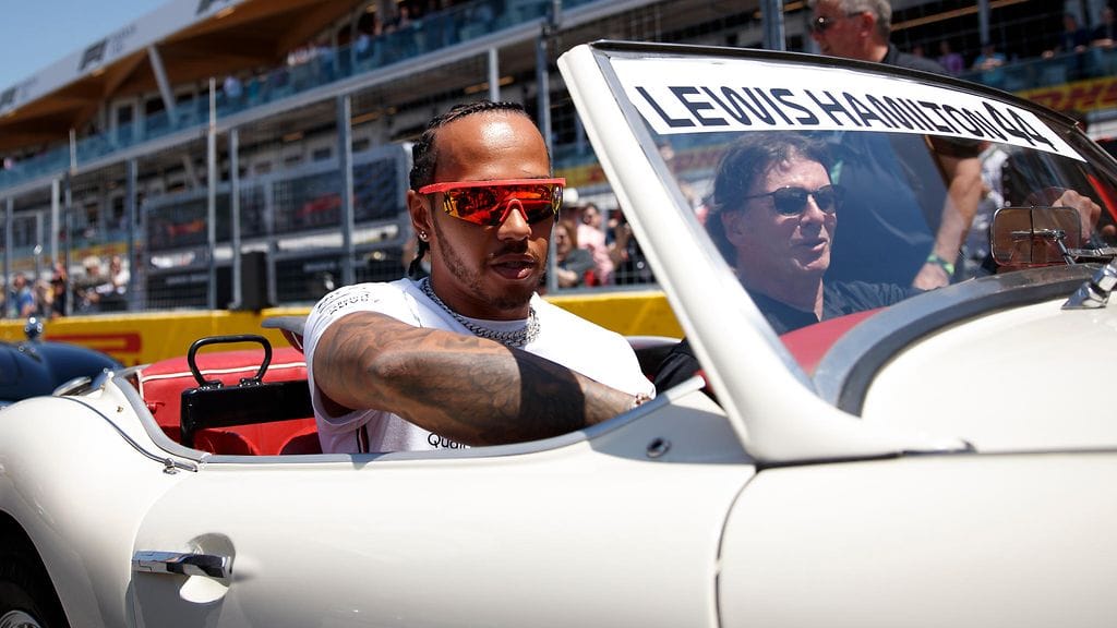 Lewis Hamilton kuljettajien paraatissa samalla, kun Mercedes laittoi vielä hänen autoaan kuntoon.