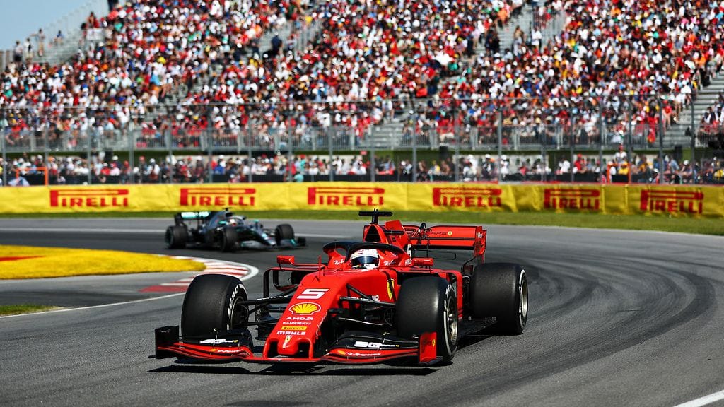 Ferrarin Sebastian Vettel (kuvassa etualalla) oli osua Mercedeksen Lewis Hamiltoniin (taka-alalla).