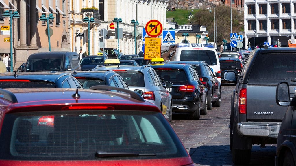 Poliisi tiedottaa, että saattueiden liikkuminen vierailun aikana aiheuttaa lyhyitä liikennekatkoksia pääasiassa Helsingin keskustan ja Länsi-Helsingin alueella.