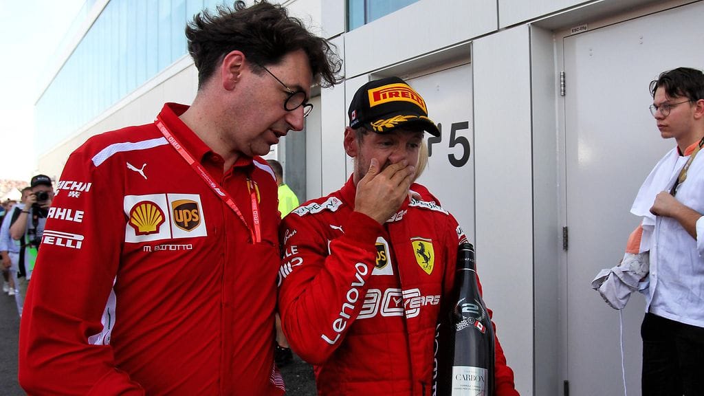 Mattia Binotto ja Sebastian Vettel pettyivät, kun aikarangaistus pudotti saksalaiskuskin kakkoseksi.
