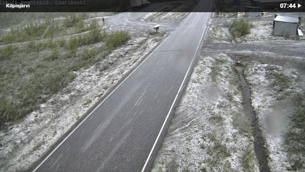 Kilpisjärvellä satoi tänä aamuna jo lunta. Kuva TMFG:n liikennetilanteen kelikamerasta.