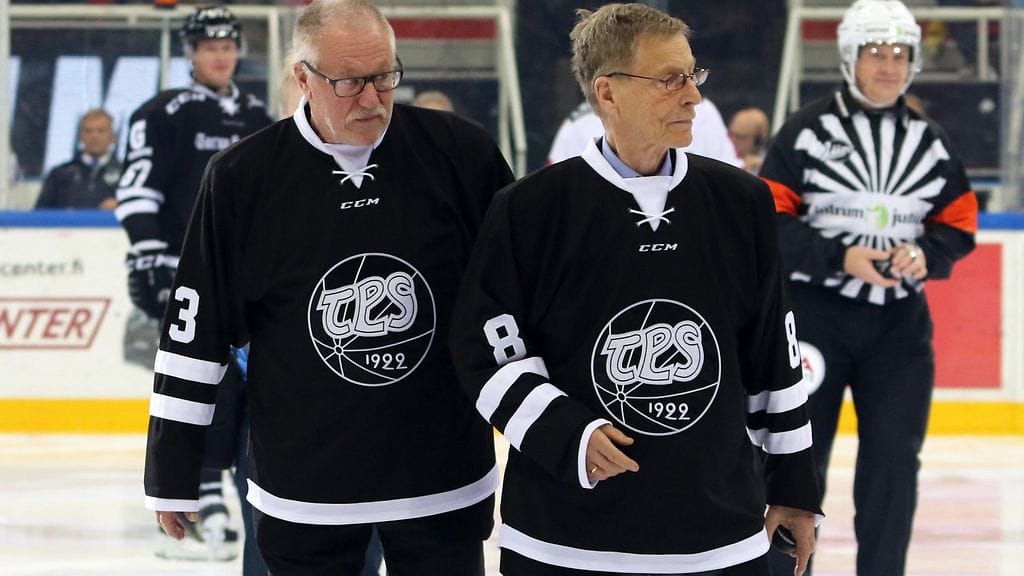 Juuso Wahlsten oli tiputtamassa Timo Nummelinin kanssa avauskiekkoa TPS:n ottelussa vuonna 2014.