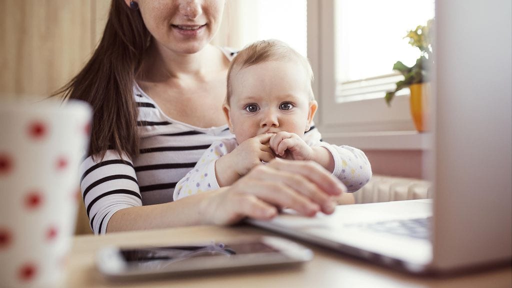 Facebookissa on virinnyt keskustelu, miten meitä ympäröivä teknologia vaikuttaa lapseen. Kuvituskuva.