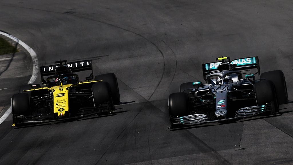 Valtteri Bottas ei päässyt helpolla Daniel Ricciardon ohi.