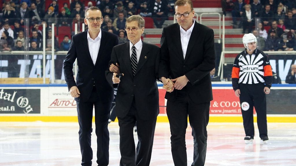 Sami Wahlsten (vas.) ja Jali Wahlsten saattelivat isänsä Juhani Wahlstenin jäälle pudottamaan aloituskiekon TPS:n otteluun.