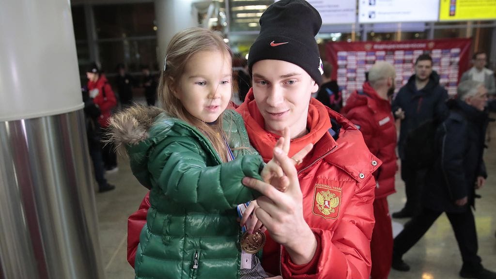 Ässien uusi maalivahti Daniil Tarasov sai lämpimän vastaanoton, kun Venäjän nuorten maajoukkue palasi kotiin MM-kisoista.