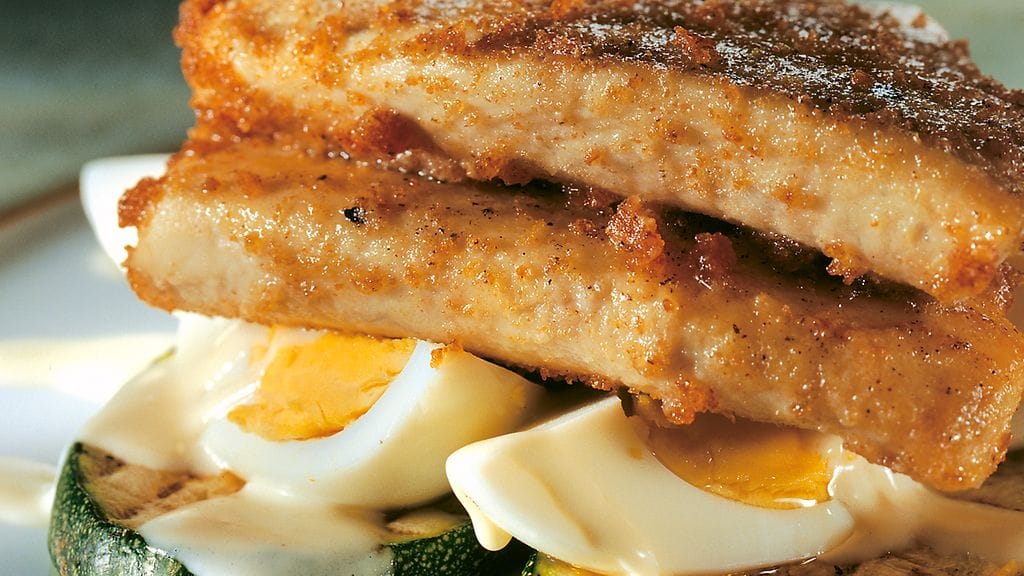 Paistettu hauki maistuu esimerkiksi kesäisen kananmunakastikkeen kera.