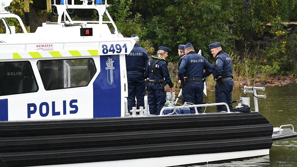 Helsingin poliisi tutkii toukokuun lopulla yöaikaan tapahtunutta veneturmaa, jossa kuoli 30-vuotias mies ja toinen 30-vuotias mies loukkaantui vakavasti. Poliisin mukaan veneessä ei ollut muita. Kuvituskuva.