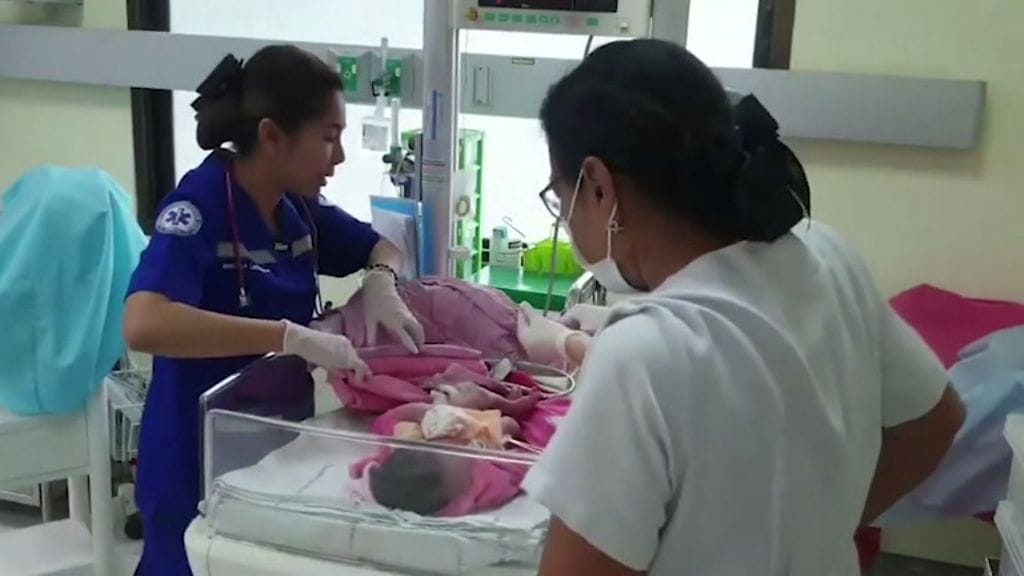 Turvakameratallenne näyttää, kuinka thaimaalaisnainen hylkäsi lapsensa roskasäiliöön.