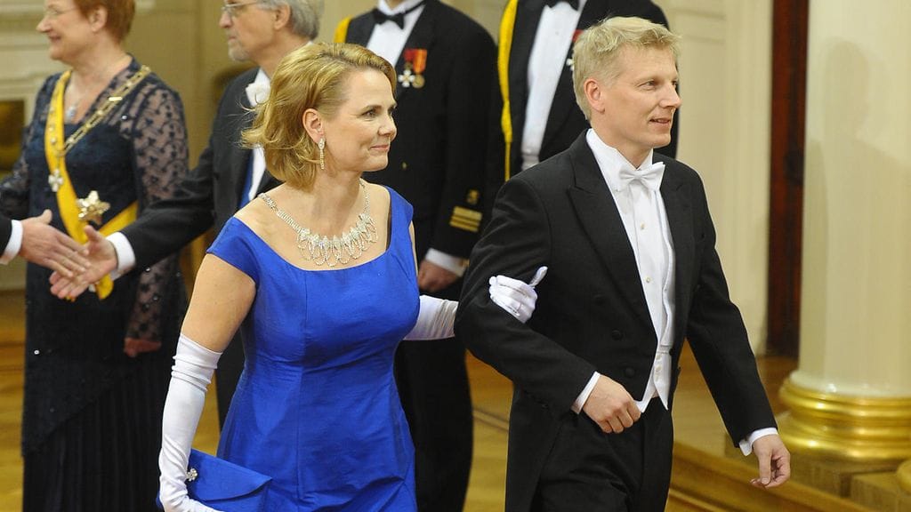 Kimmo Tiilikainen puolisoineen Linnan juhlissa joulukuussa 2010.