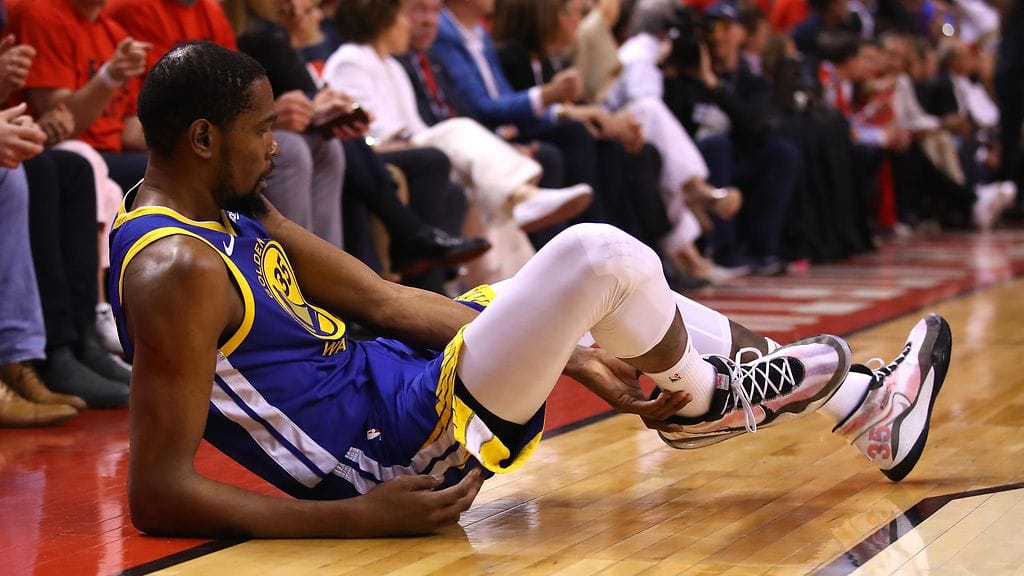 Kevin Durant näytti pitelevän akillesjännettään loukkaantumisen hetkellä.
