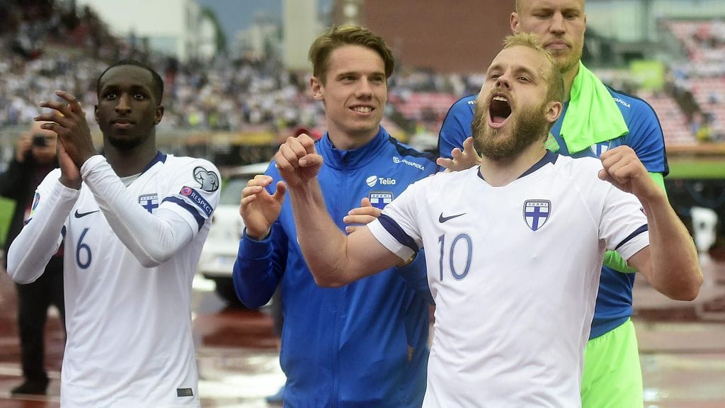 Glen Kamara, Teemu Pukki ja Huuhkajat ovat matkalla EM-kisoihin.