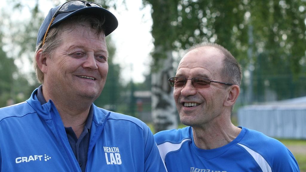 Seppo Räty (vasemmalla) keräsi 25 000 euroa suomalaisille urheilijoille ensi viikonloppuna järjestettävää heittomaaottelua varten.