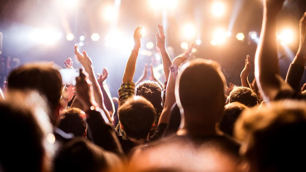 Pitkien ihmisten takaa tiirailu voi pilata keikkaelämyksen.