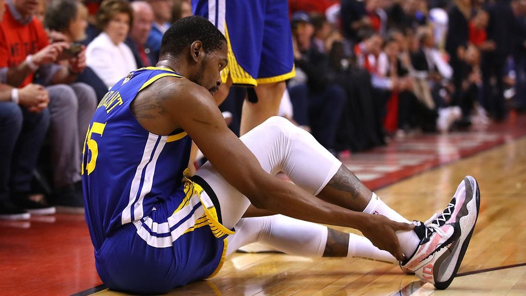 Kevin Durant loukkaantui viidennessä finaaliottelussa.