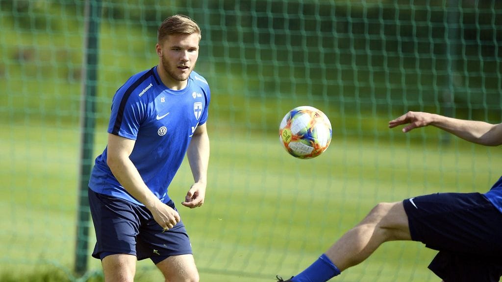 Benjamin Källman nousee Huuhkajien avaukseen Liechtenstein -ottelussa.