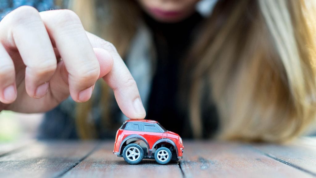 Skottinainen sai huomata, ettei lasten leikkiautoa oltu mitoitettu aikuisille. Kuvituskuva.