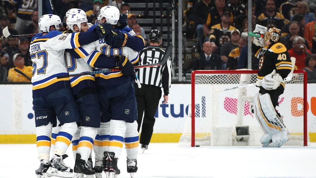 Tuukka Rask (oik.) on ohitettu, St. Louis Blues juhlii.