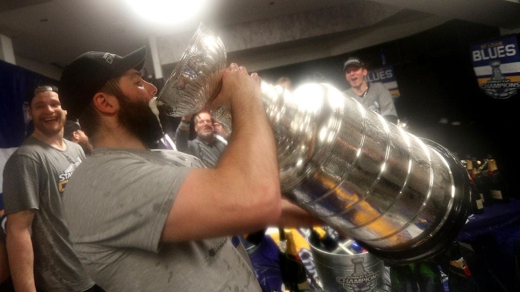 Pat Maroon sai juoda kuohujuomaa Stanley Cupista.