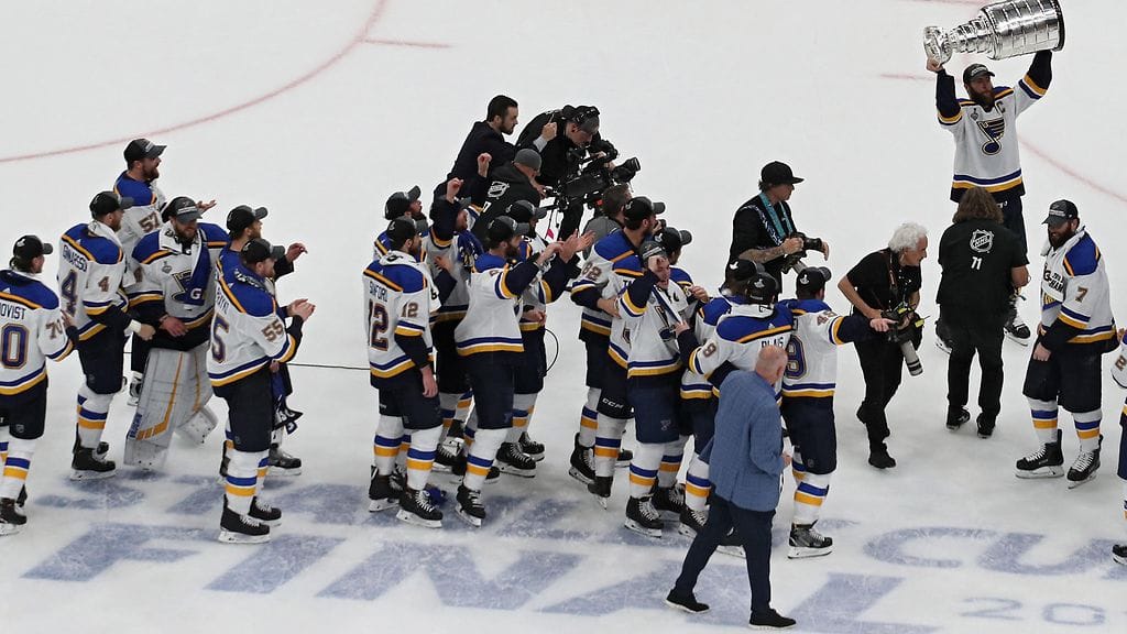 St. Louis Bluesin pelaajat juhlivat villisti Stanley Cupia.