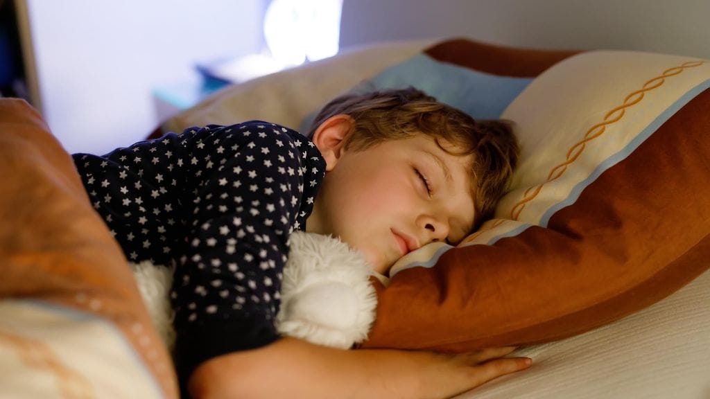 Voiko lapsen jättää yöksi yksin kotiin? Kuvituskuva.