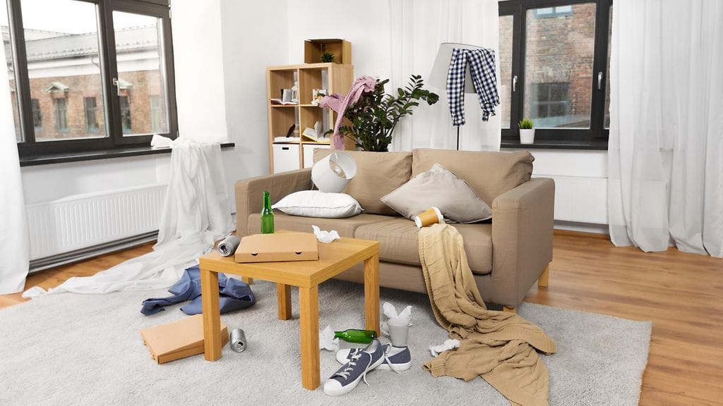 Tutkimusten mukaan naiset tekevät enemmän "sisätöitä", kuten kokkausta ja siivousta, joita tehdään yleensä päivittäin. Miehet tekevät enemmän ulkotöitä, kuten ruohonleikkuuta, mitä ei tarvitse suorittaa joka päivä.