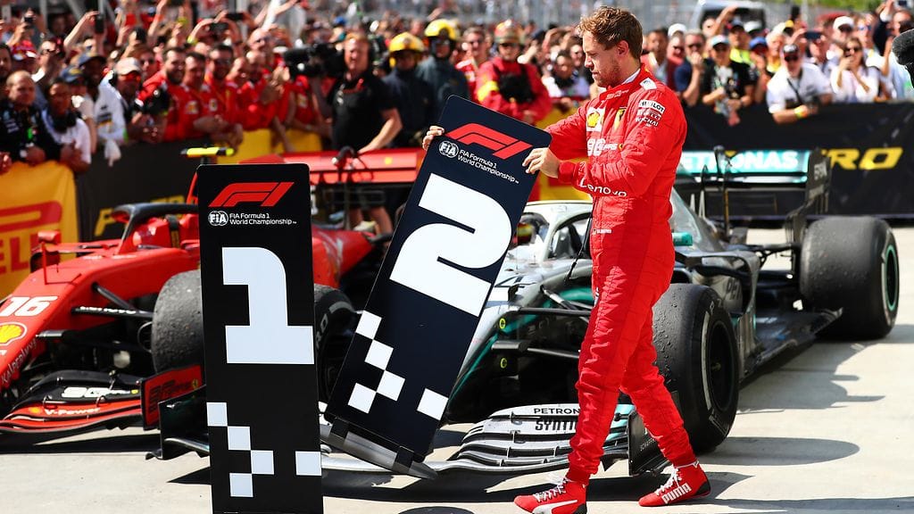 Sebastian Vettel vaihtaa Montrealin kisan jälkeen kiukuspäissään sijoituskyltin.