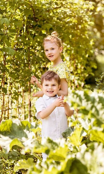 Prinsessa Estelle ja prinssi Oscar Hagan linnan pihalla kesäkuussa 2019