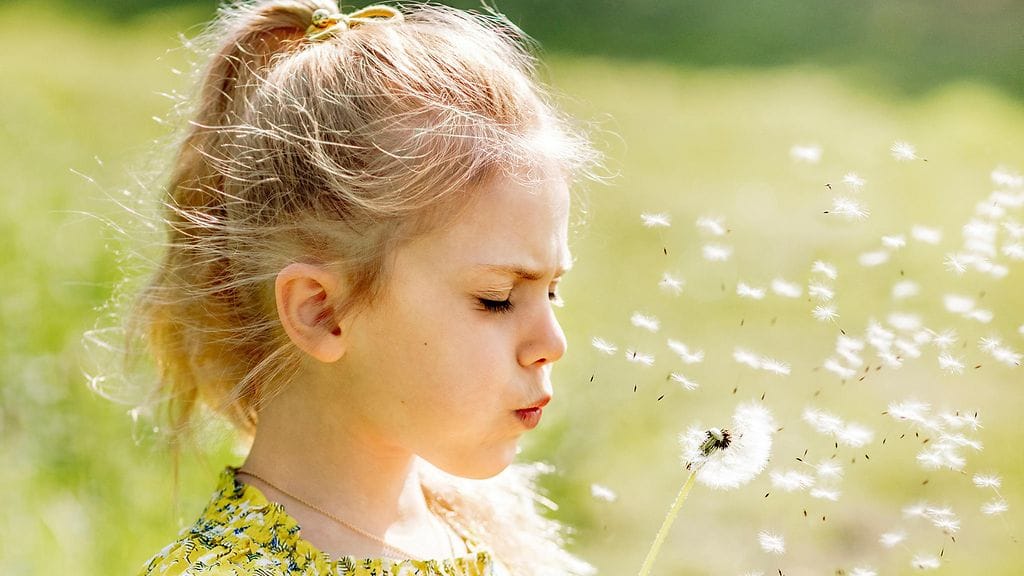 Prinsessa Estelle nautti kesäisestä päivästä Hagan linnan pihalla.