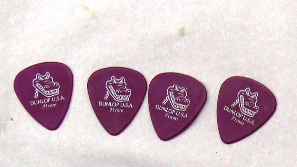 Poliisi löysi miehen taskusta neljä plektraa ja julkaisi tarkat tuntomerkit kesän alussa, jotta vainajan henkilöllisyys selviäisi.