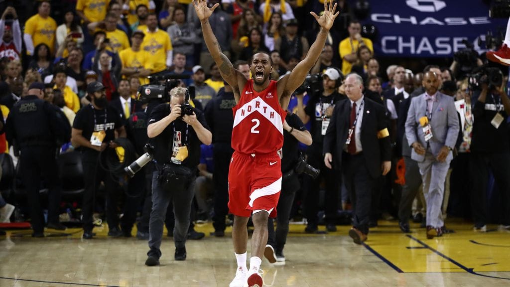 Toronto Raptorsin Kawhi Leonard otti ilon irti.